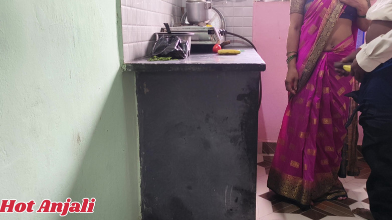 Anjali bhojpuri Babe: Saya menghisap payudara makcik Anjali yang cantik panas dan mengongkek...