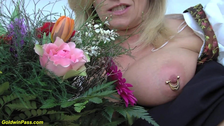 Goldwin pass: Cycata niemiecka milf Marina Montana podwójnie bawi się swoimi ekstremalnymi...