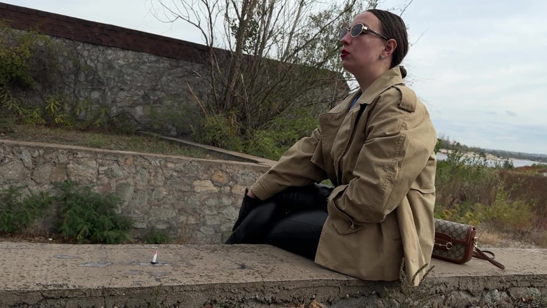 Hottie goddess: Fum seducător cu scuipat