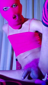 Rosa Balaclava Mask Sissy färgat könshår leker med en vibrator