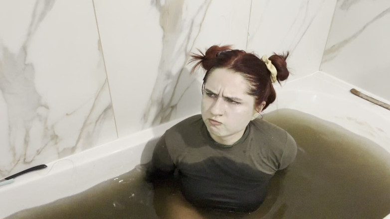 NipsAndStrips: Shrekova přítelkyně prdí v rybníku