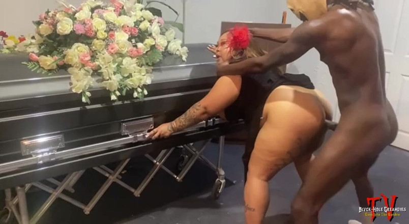 Blvck Rose TV: Dick-o-ween : Belaquis se fait baiser dans une maison funéraire hantée...