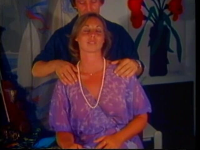 Old Good Porn: MILF berahi dengan tubuh panas menghisap dan mengusap zakar gemuk...