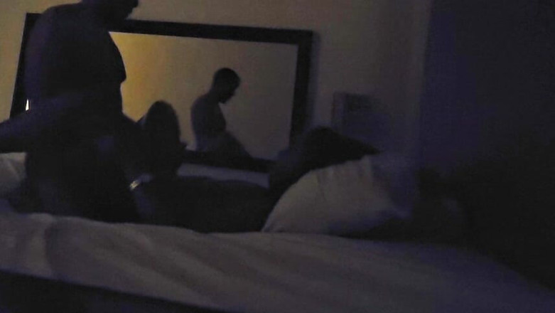 Afrocouple: Follada Dura, Gime Y Grita Mucho En Poca Luz