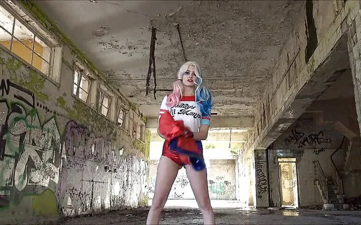 Brook Logan: Bad girl Harley Quinn