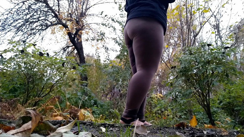 Elena: Em um parque cheio de pessoas, milf recebe suas leggings...