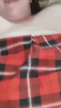 Une grosse bite noire se fait sodomiser en me baisant la chatte avec un vibromasseur