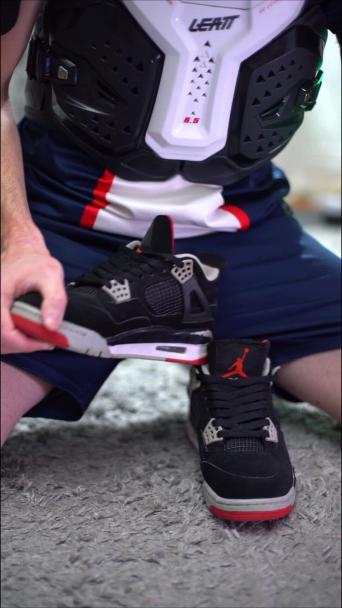 Sneakersmax98: 玩佐敦复古 iv 运动鞋并在里面射精