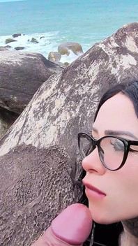 Ragazza Persa Che Prende Latte Dalla Bocca Di Uno Sconosciuto.