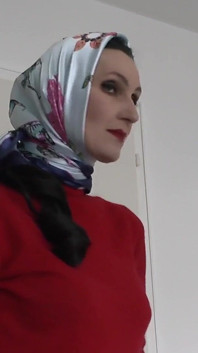 Lady Victoria Valente mostrou lenços elegantes de cetim com um suéter vermelho de gola alta cashmere