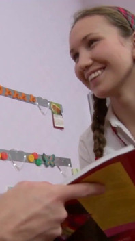 Studentka chce cítit krásné muka v šukání do zadku