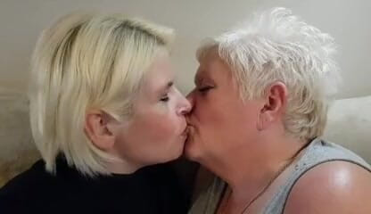Uk Joolz: Kissing Skyler