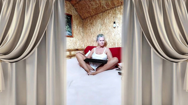 Lukerya: Sexy žena v domácnosti Lukerya v saténovém bílém prádle na velké...