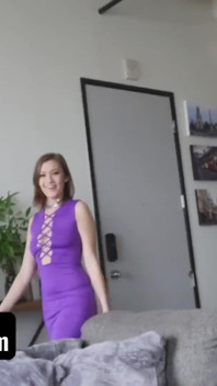 Sislovesme - un étalon chanceux surprend Riley Mae en train de regarder du porno et lui attache les mains pour corriger son comportement