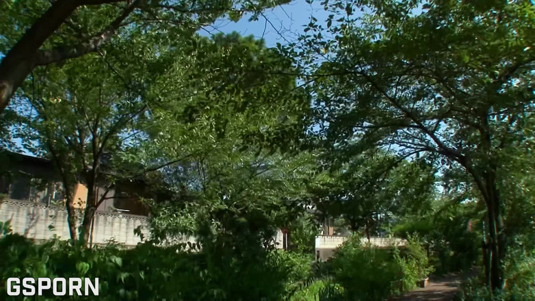 Go Sushi: O mamă sexy japoneză chic ajută bărbații pentru sex incitant și...