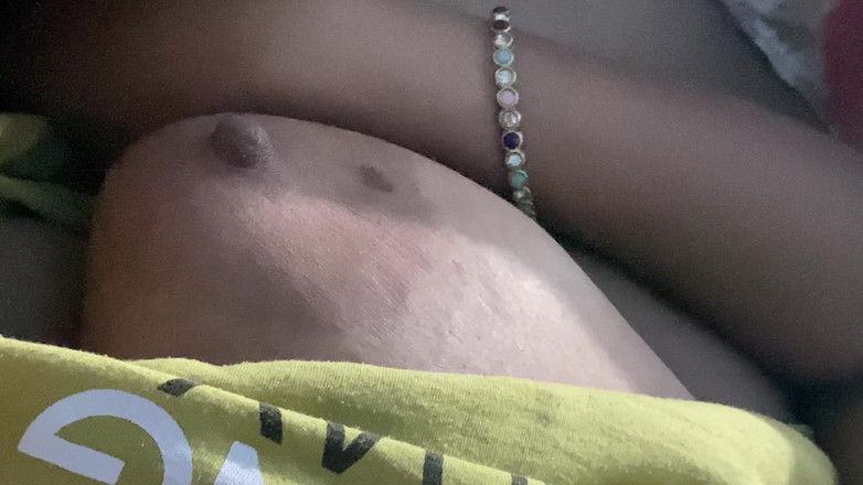 Ritu Bhabhi: Právě jsem viděl prsa své nevlastní sestry - jsou tak úžasní!