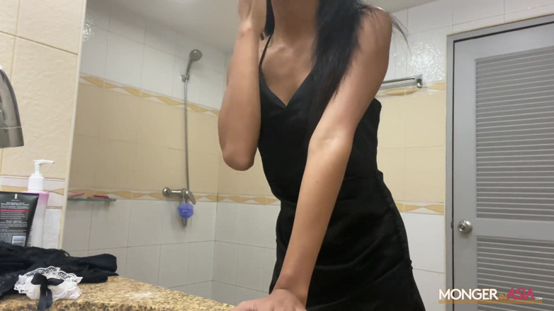 Monger In Asia: Une belle soubrette thaïlandaise sexy se fait engrosser au travail