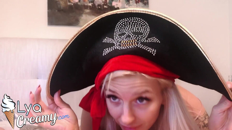 Lya Creamy: Winziges teen lutscht riesigen schwanz und oralen creampie - Piraten-parodie