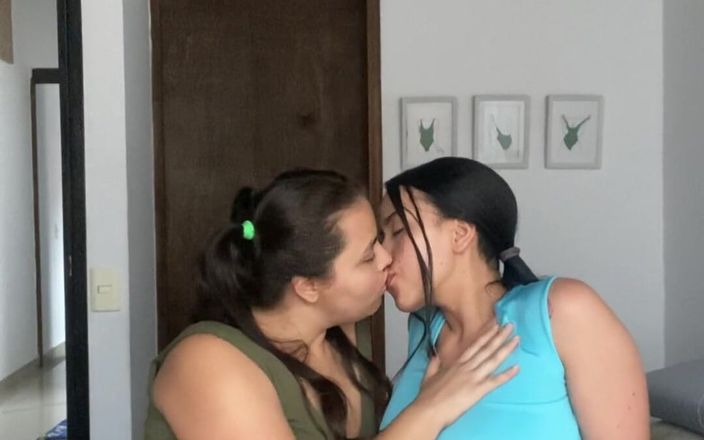 Zoe &amp; Melissa: Makaslı lezbiyen seks ve klik pembesi