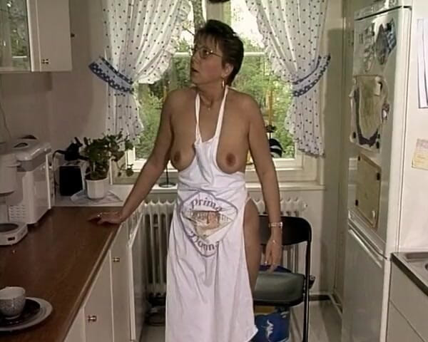 YOUR FIRST PORN: Suri Rumah Jerman - Dapur Wichsort Bahagian 2