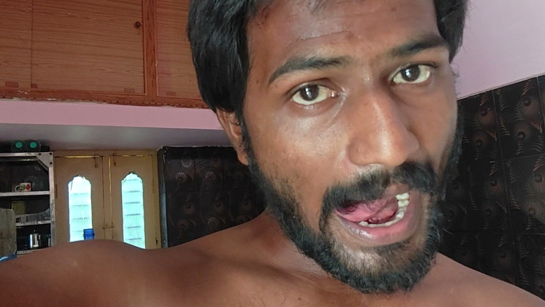 KUMBHA MANOJ KUMAR: Xhard - Figura Pública na Vila