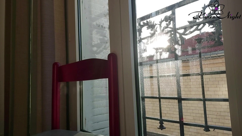 Kiara Night: Çoraplı kız pencerenin yanında şehvetli amını parmaklıyor