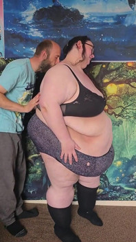 超级肥胖的白人美女被脱下内衣 第1部分