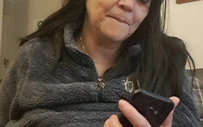 Mommy big hairy pussy: Volání na mobil způsobí, že MILF masturbuje