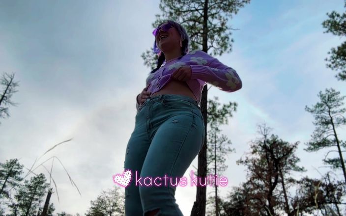 Kactus kutie: 야외에서 오줌 싸는 거유 보라색 Kutie
