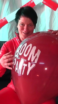 Latex milf op blote voeten speelt met de ballon