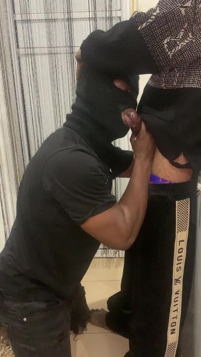 Enigmatic Buoy: Un gay etero arrapato chiede un pompino.