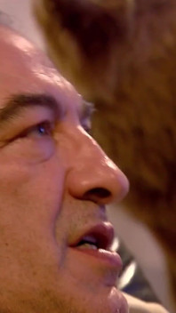 Seksowna Tarra White uwodzi i masturbuje Się Roberto Malone i uprawia seks analny na stole