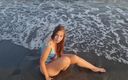 Holy candy: Teen in spiaggia
