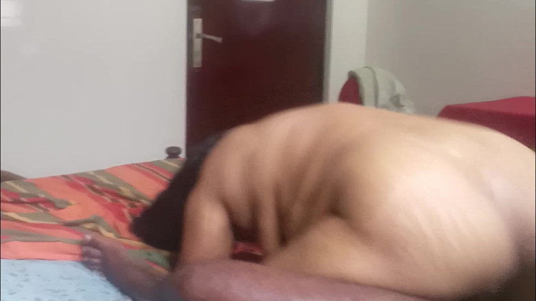 nilanthi69: Lelaki tua sedang duduk di bilik dengan katil bujang, dan...
