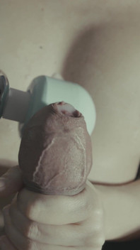 Najpierw używam mojego wibratora, aby go spust powoli, a następnie, z jego spermą na mnie, używam go, aby dać sobie wielki orgazm