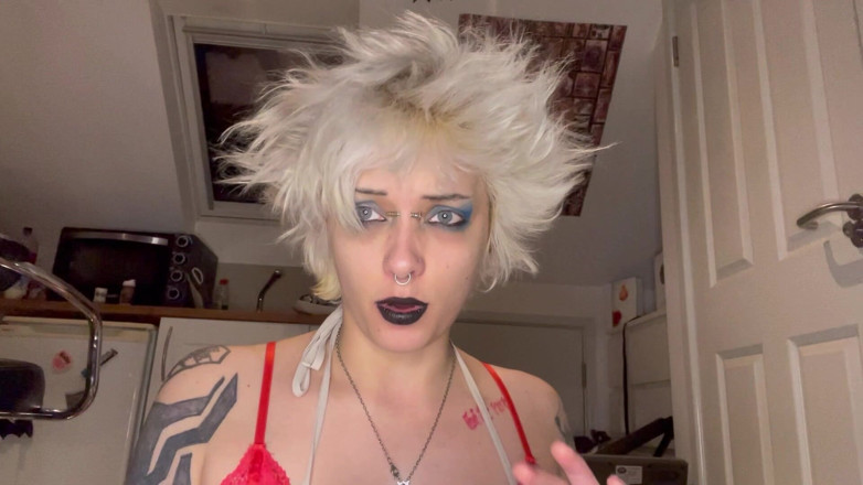 Glitterqueen1999: Liten man smyger in i sjuksköterskor vatten