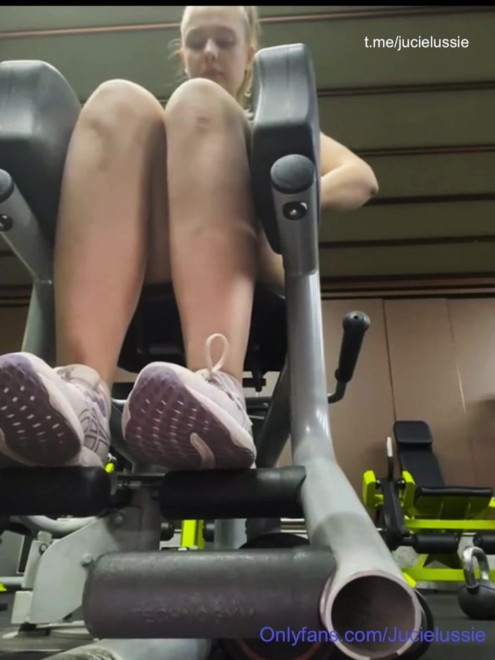 JuiceLussie: Squirting und masturbieren im fitnessstudio