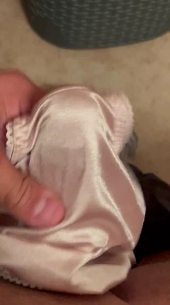 Sperma i min svärmors beige silkeslen trosor