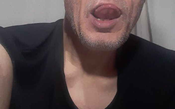 Big uncut hard cock: Teplý romantický milující polibek s mými ústy a jazykem Pojďme to...