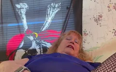 La nonna troia ha bisogno di assaggiarti!