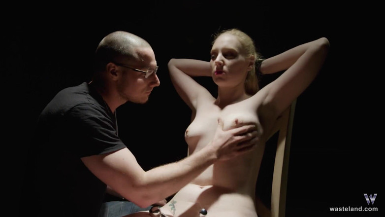 Wasteland: Delirioso cazador interroga bdsm sexo