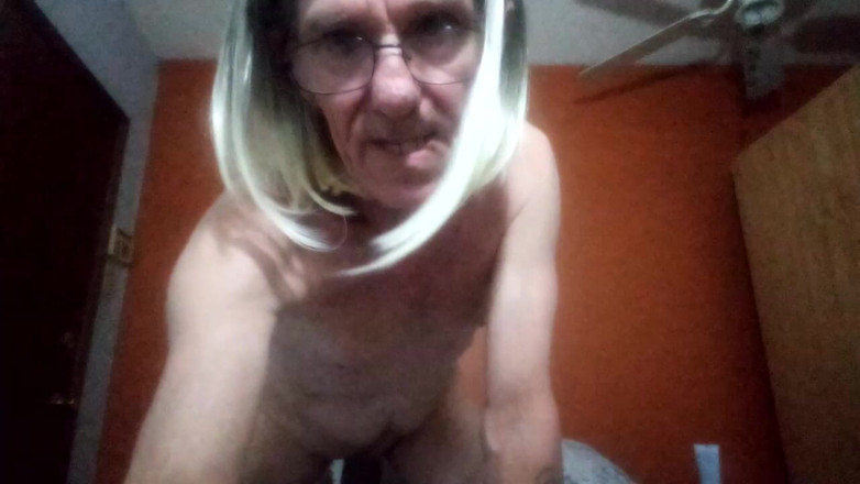 loveitall123499: Jugando con mi consolador follando y chupando
