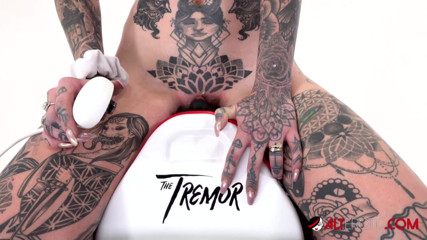 Alt Erotic: Dövmeli Amber Luke ilk kez titremeye biniyor