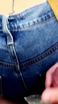 Mein Mitbewohner Gibt Mir Einen Blowjob in Der Badewanne Und Bekommt Sperma Auf Nasse Jeans