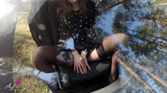 Alisa Lovely: Dziewczyna w pończochach ssie kutasa i połyka spermę w auto...