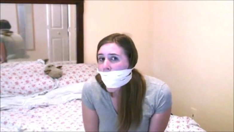 Selfgags classic: Alex hraje dívku - část 2: Zachycen a roubíkem