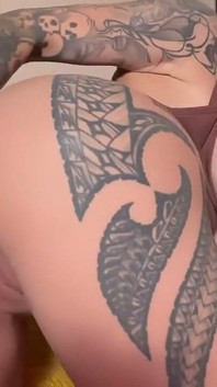 Esguichando orgasmo e peitos oleosos