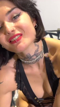 Crystal miluje mít naplněnou kundičku a zadek