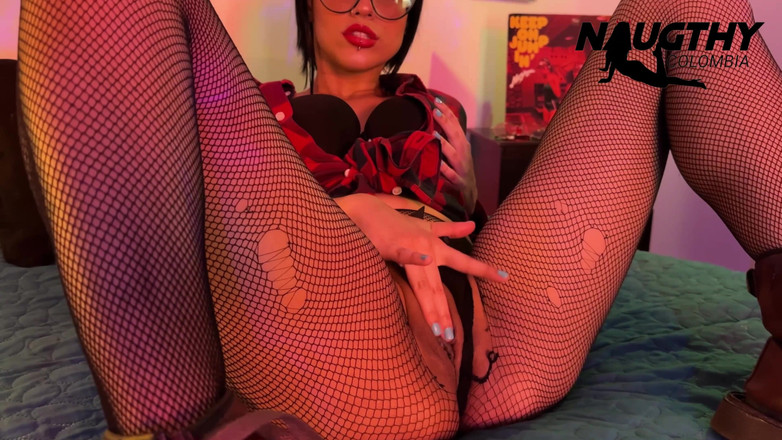 NaughtyColombia: 80年代の美しい女の子が彼氏のために自慰をする