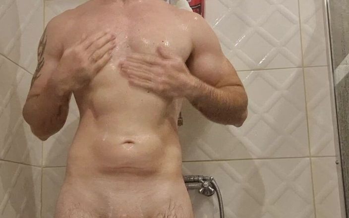 Armagedonxxl: Velký chlapec ve sprše masturbuje